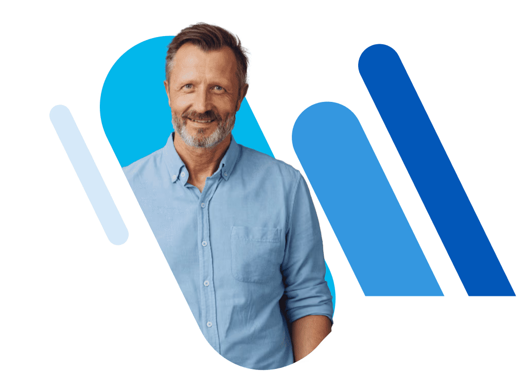 Lächelnder Mann mittleren Alters mit hochgekrempelten Ärmeln