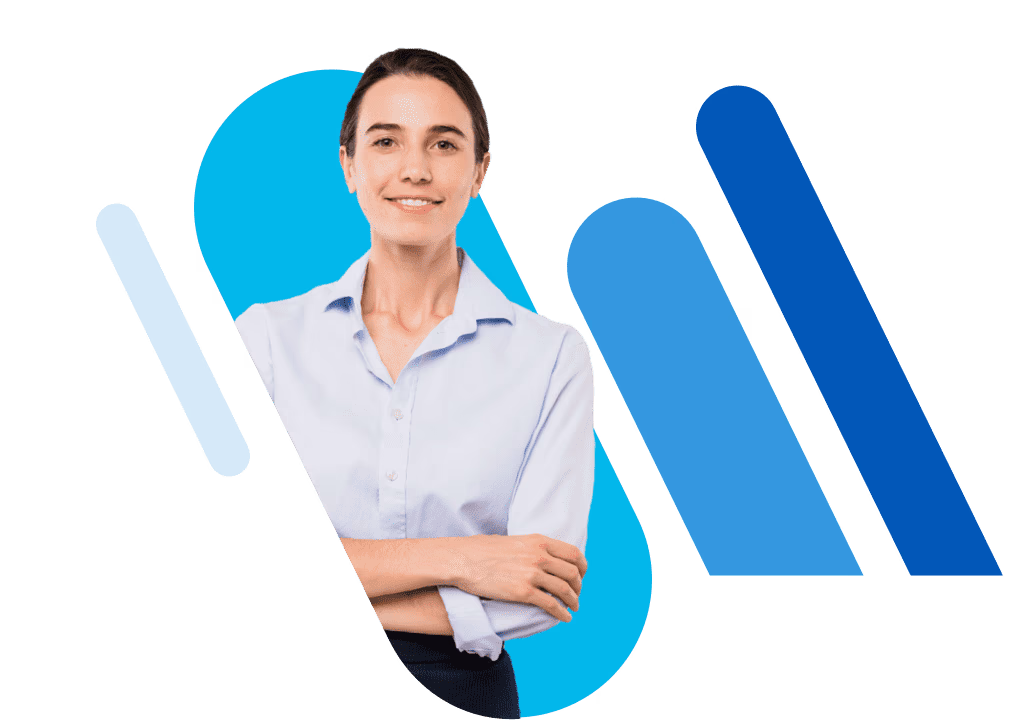 Frau mit verschränkten Armen und Bluse, die in Kamera lächelt