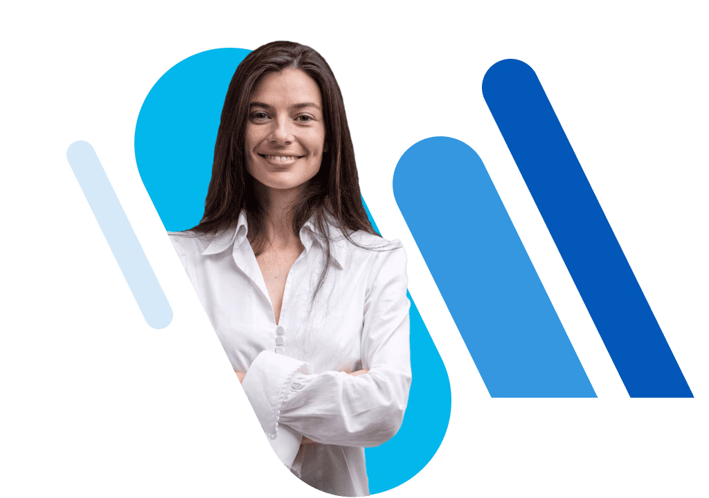 Eine lächelnde junge Frau mit braunen Haaren, die eine weiße Bluse trägt