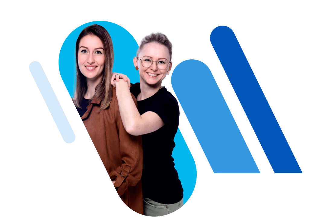 Zwei Frauen, die fröhlich in die Kamera lachen.