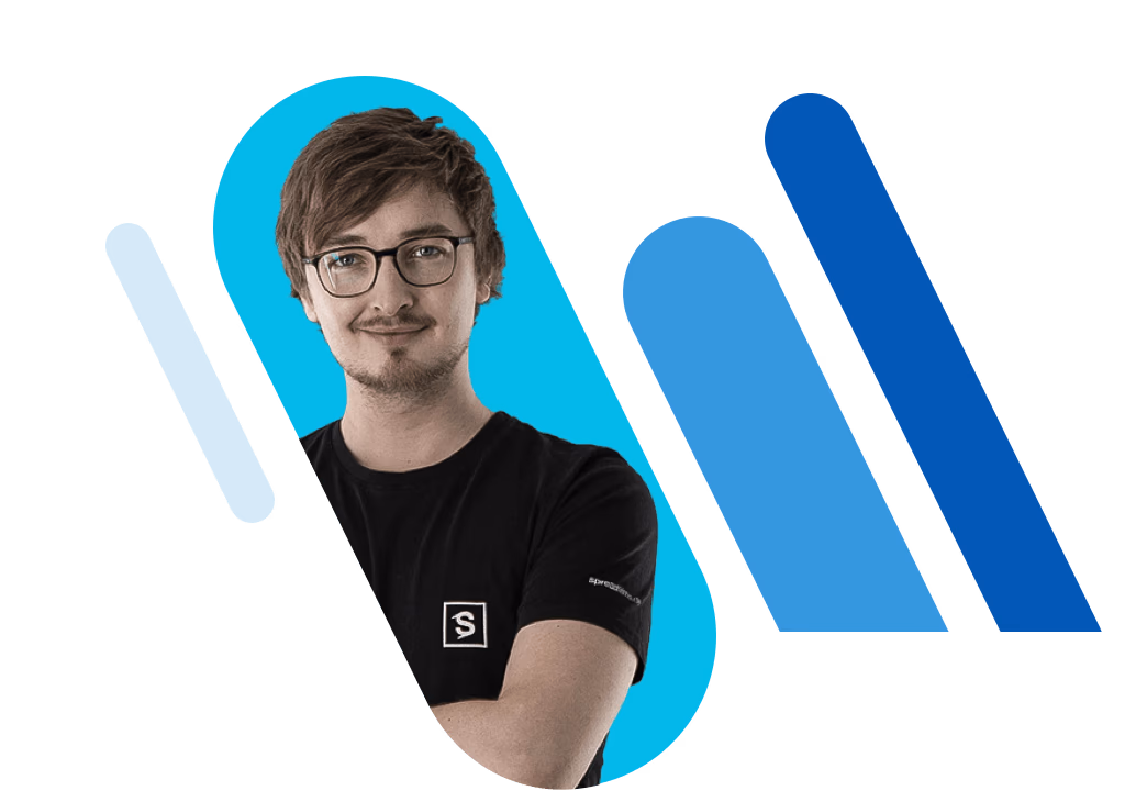 Junger Mann mit Brille, schwarzem T-Shirt und verschränkten Armen.