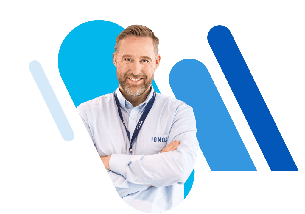 Mann mit IONOS Hemd und verschränkten Armen